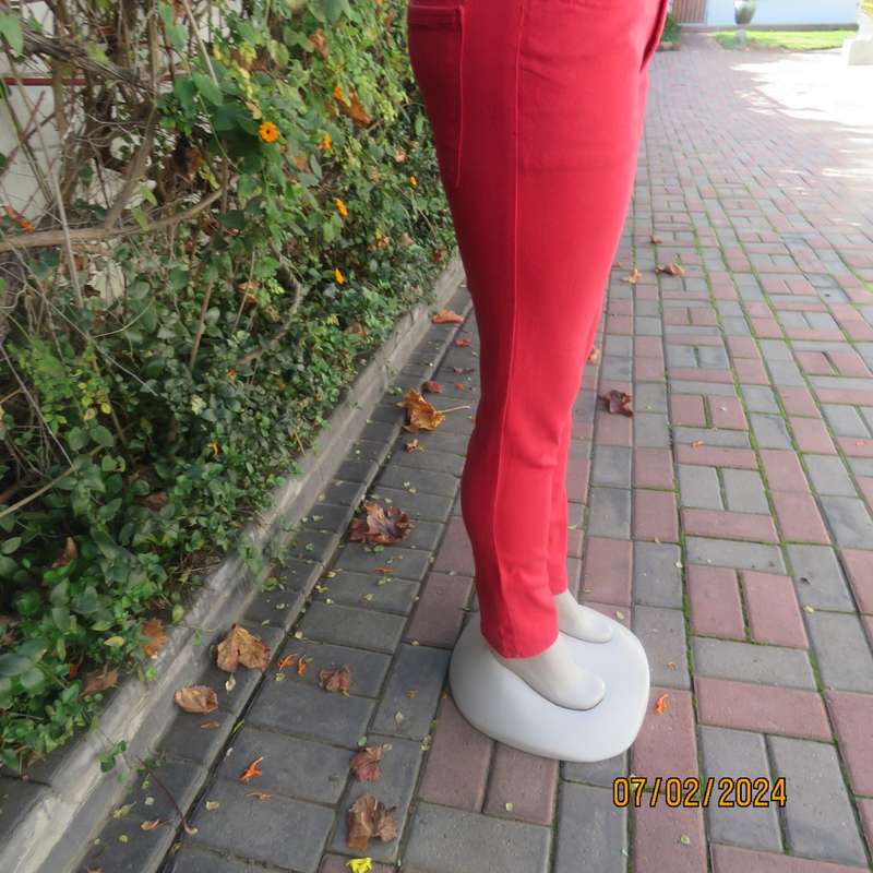Fiery red skinny pants in polycotton stretch by RT DENIM size 32/8. Pockets back/front. New cond.