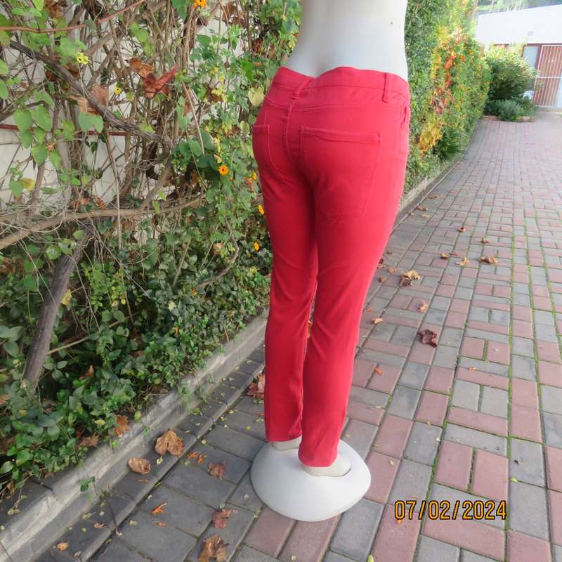 Fiery red skinny pants in polycotton stretch by RT DENIM size 32/8. Pockets back/front. New cond.