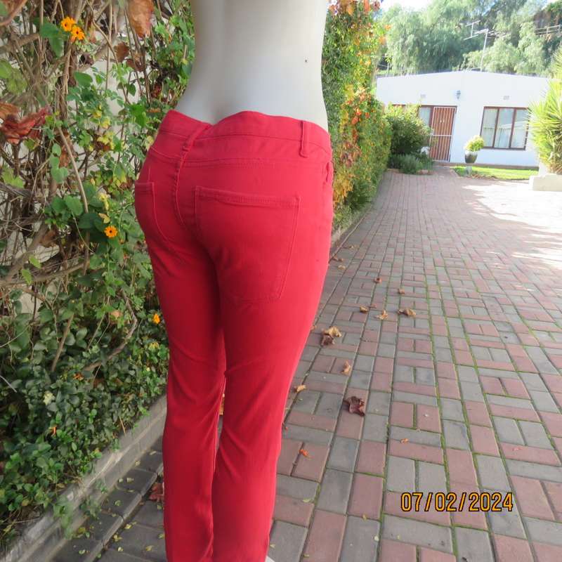 Fiery red skinny pants in polycotton stretch by RT DENIM size 32/8. Pockets back/front. New cond.