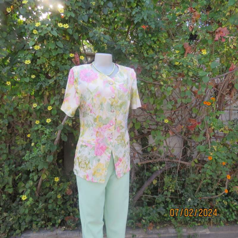 Nostalgic fresh floral embossed polycotton short sleeve jacket by RIVIERA size 36. As new cond.