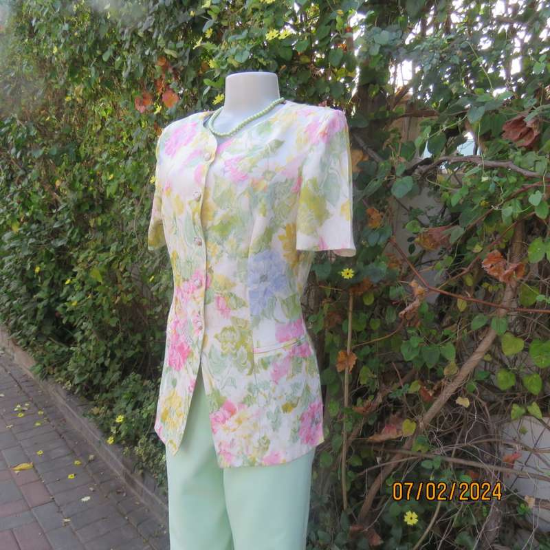 Nostalgic fresh floral embossed polycotton short sleeve jacket by RIVIERA size 36. As new cond.