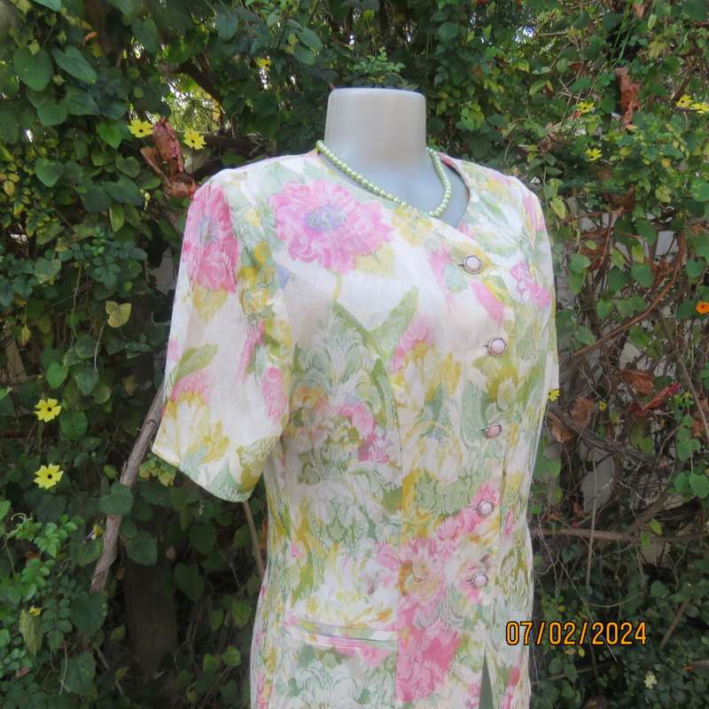 Nostalgic fresh floral embossed polycotton short sleeve jacket by RIVIERA size 36. As new cond.