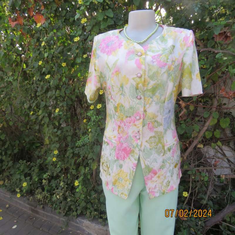 Nostalgic fresh floral embossed polycotton short sleeve jacket by RIVIERA size 36. As new cond.
