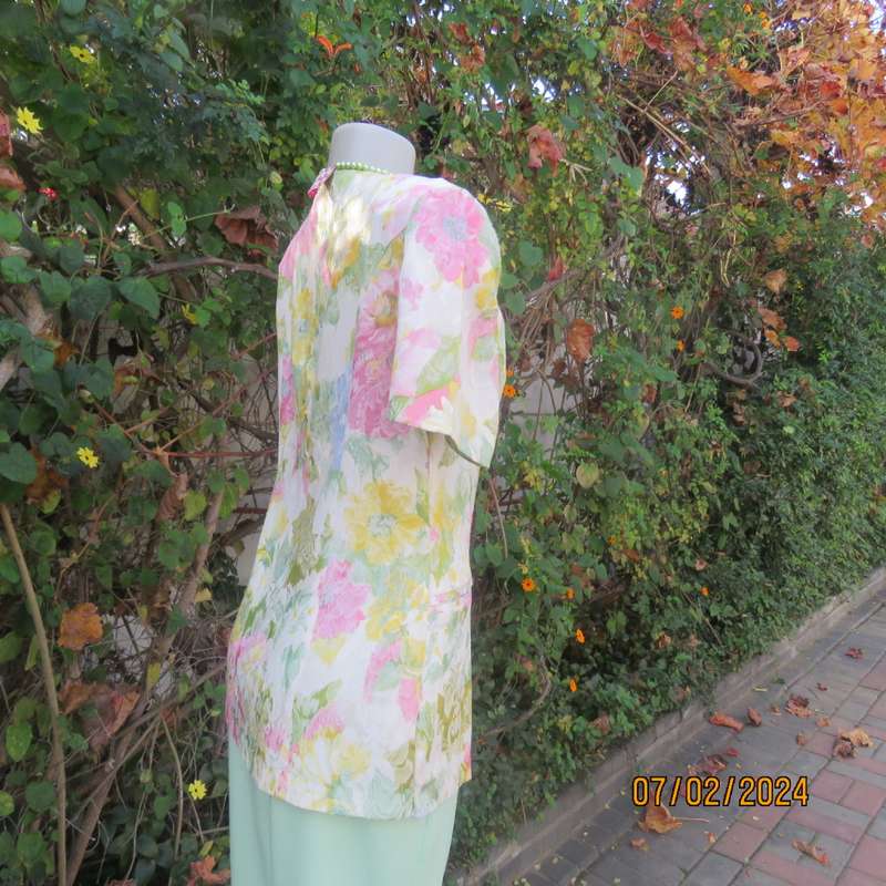 Nostalgic fresh floral embossed polycotton short sleeve jacket by RIVIERA size 36. As new cond.