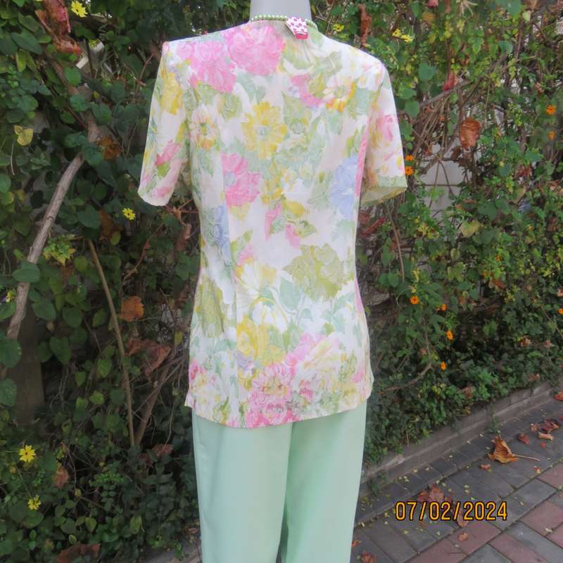 Nostalgic fresh floral embossed polycotton short sleeve jacket by RIVIERA size 36. As new cond.