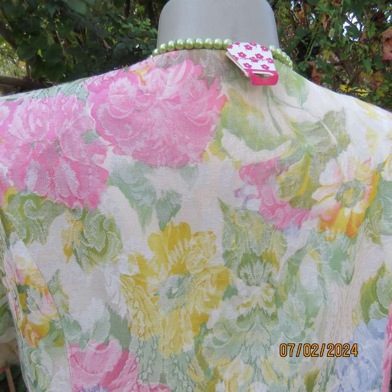 Nostalgic fresh floral embossed polycotton short sleeve jacket by RIVIERA size 36. As new cond.
