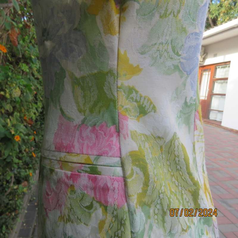 Nostalgic fresh floral embossed polycotton short sleeve jacket by RIVIERA size 36. As new cond.