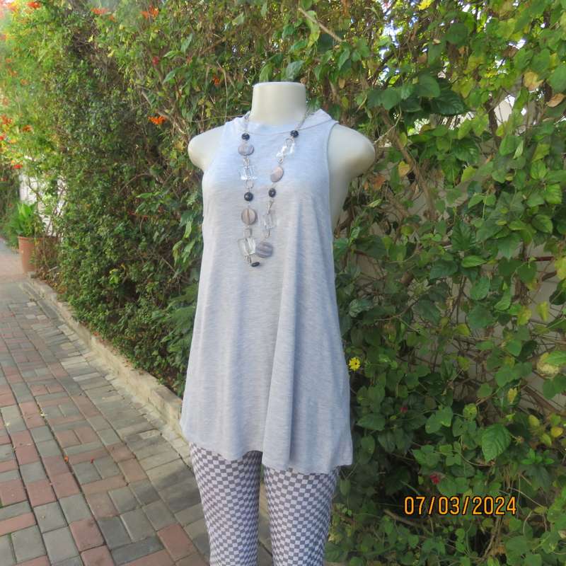 Casual long silvergrey viscose stretch wide cut top. High banded collar. By REFINERY.Size 34.As new