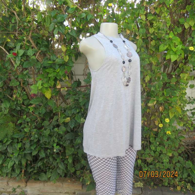 Casual long silvergrey viscose stretch wide cut top. High banded collar. By REFINERY.Size 34.As new