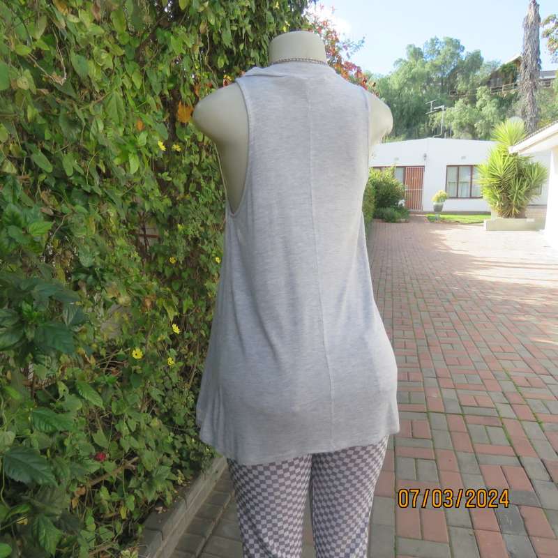 Casual long silvergrey viscose stretch wide cut top. High banded collar. By REFINERY.Size 34.As new