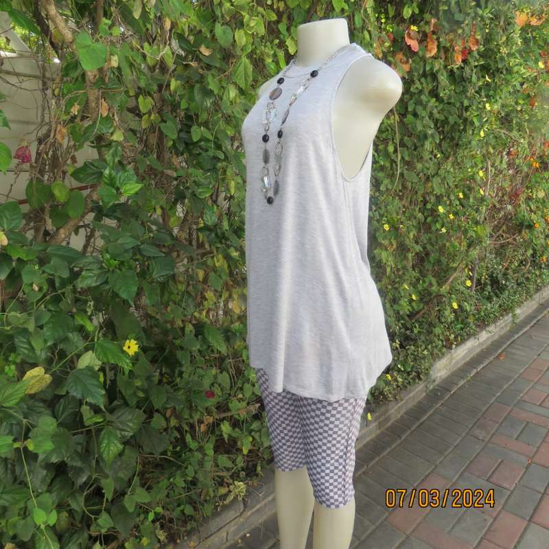 Casual long silvergrey viscose stretch wide cut top. High banded collar. By REFINERY.Size 34.As new