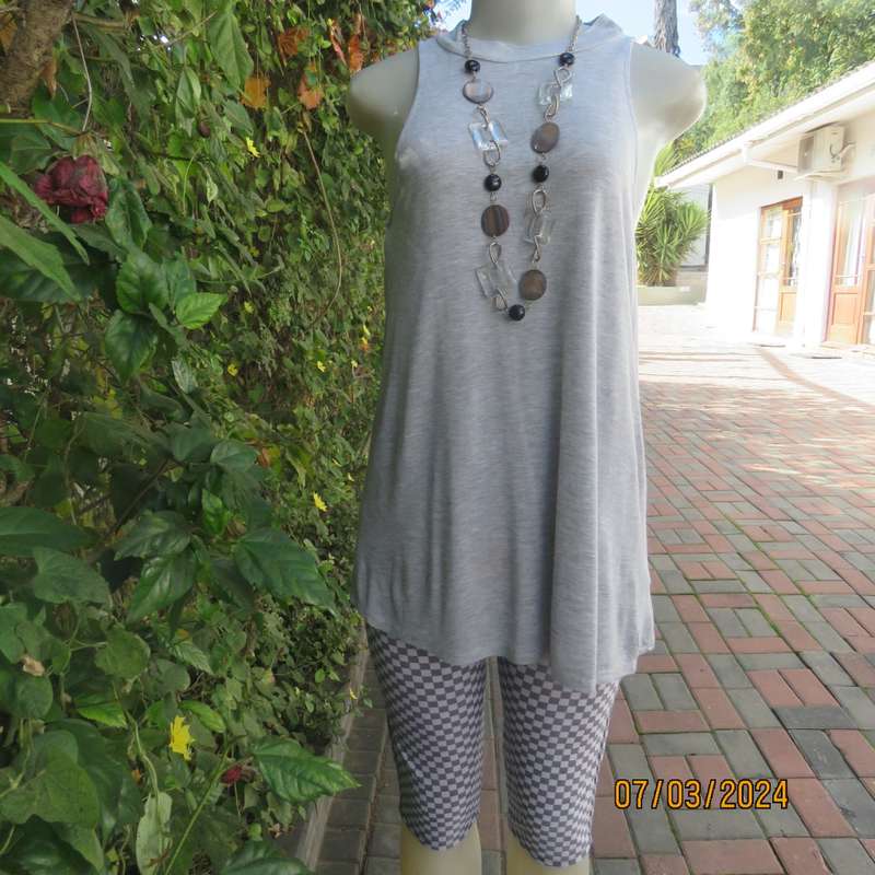 Casual long silvergrey viscose stretch wide cut top. High banded collar. By REFINERY.Size 34.As new