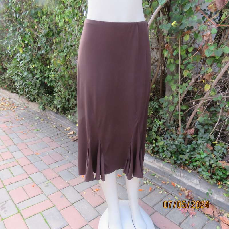 Choc brown stretch polyester gored skirt with elastic waist. By EXACT in size 40/16. Very good cond.