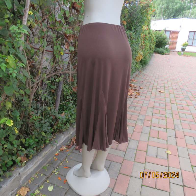 Choc brown stretch polyester gored skirt with elastic waist. By EXACT in size 40/16. Very good cond.