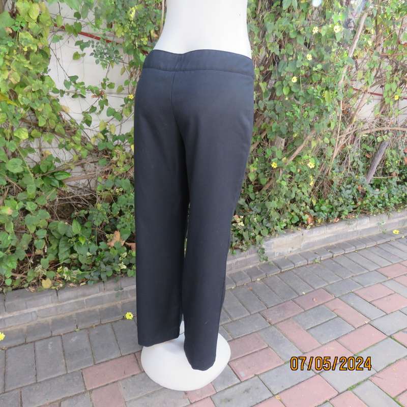 High quality black cotton/viscose straight legged dress pants. Size 34 by PREFECT. Brand new cond.