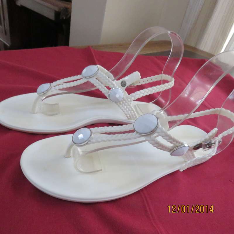 Pair white 100% vegan sandals designed in Australia. By HOLSTER size 6. As new condition