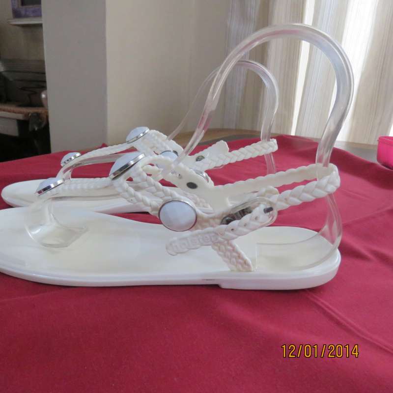 Pair white 100% vegan sandals designed in Australia. By HOLSTER size 6. As new condition