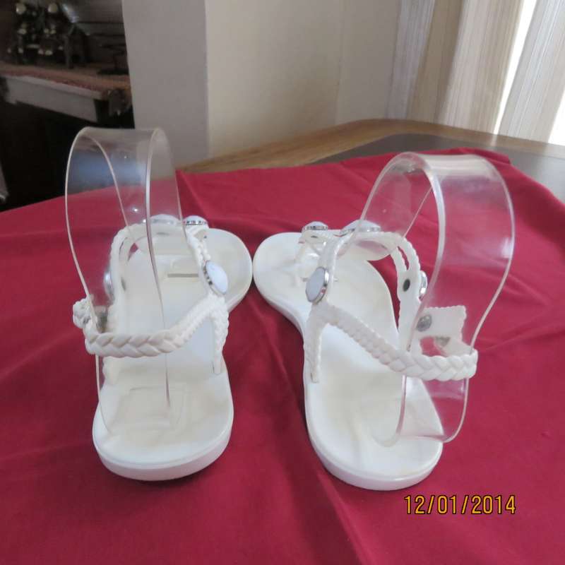 Pair white 100% vegan sandals designed in Australia. By HOLSTER size 6. As new condition