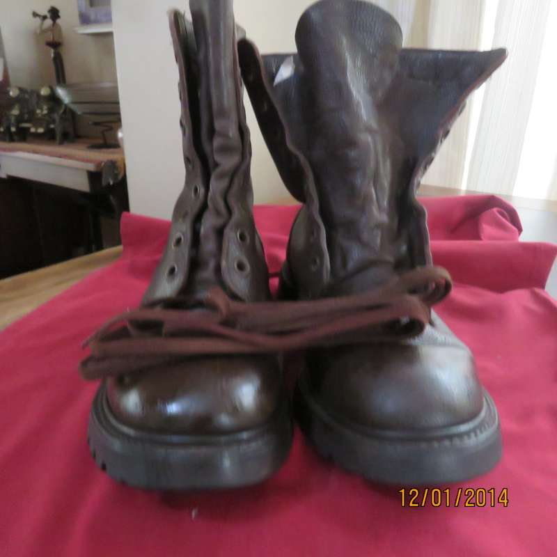 Pair SADF genuine leather army boots size 5.5  Army size 240. Issued by BAGSHAW 1981. New cond.