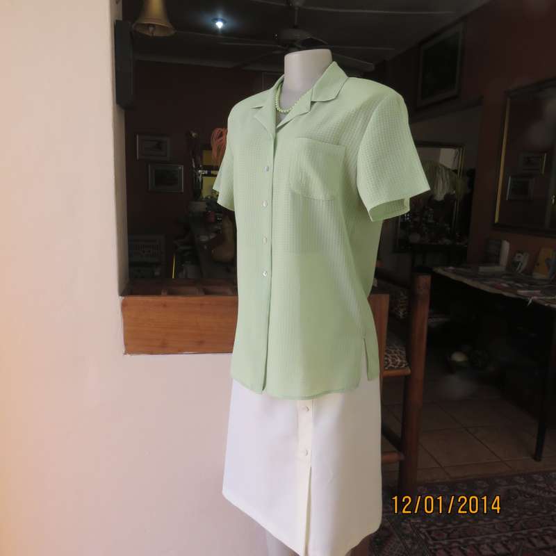 Apple green opaque small bubble check polyester button down top. Open collar. Size 36.Brand new cond