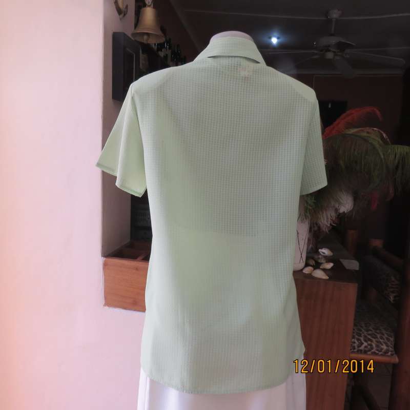 Apple green opaque small bubble check polyester button down top. Open collar. Size 36.Brand new cond