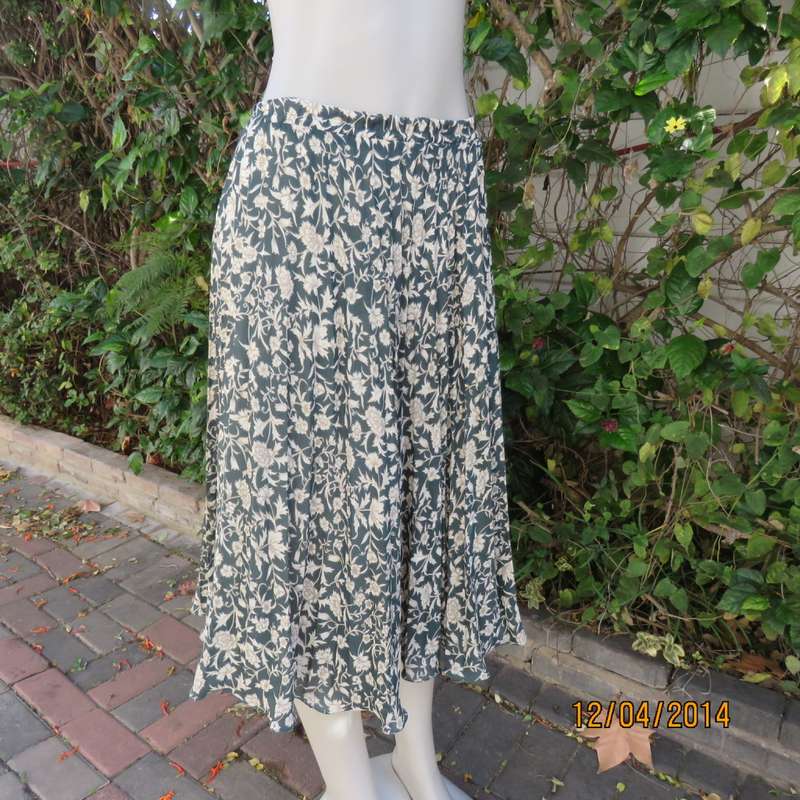 Amazing permanent pleated hunters green/cream flowers lined skirt Size 36. Elastic waist.