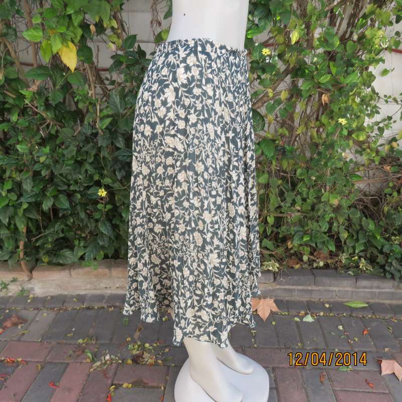 Amazing permanent pleated hunters green/cream flowers lined skirt Size 36. Elastic waist.