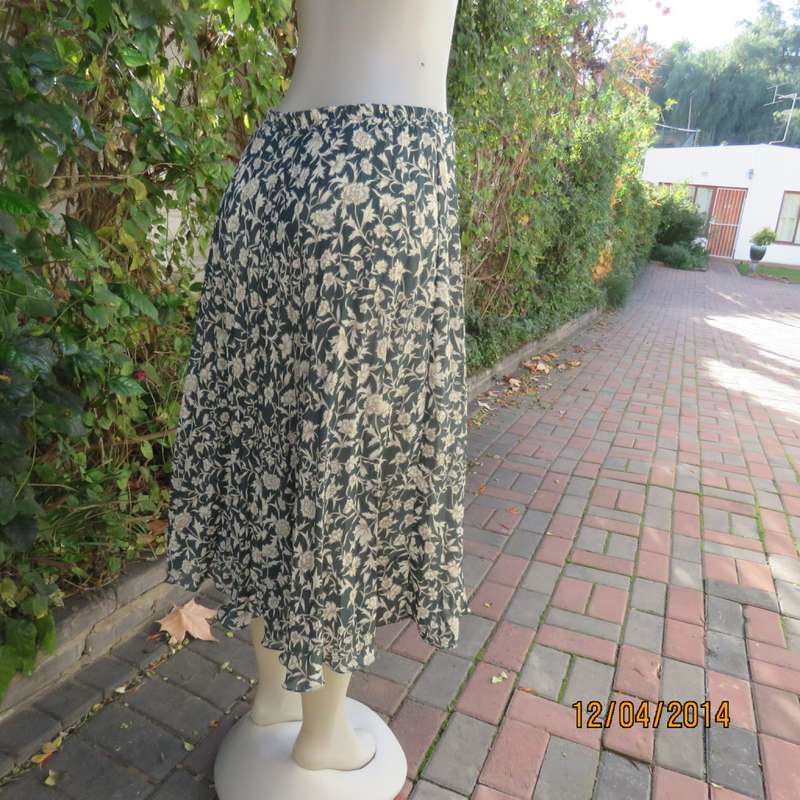 Amazing permanent pleated hunters green/cream flowers lined skirt Size 36. Elastic waist.