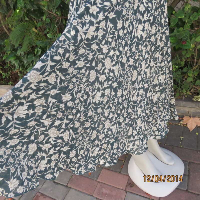 Amazing permanent pleated hunters green/cream flowers lined skirt Size 36. Elastic waist.