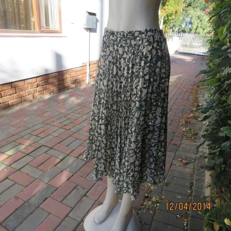 Amazing permanent pleated hunters green/cream flowers lined skirt Size 36. Elastic waist.