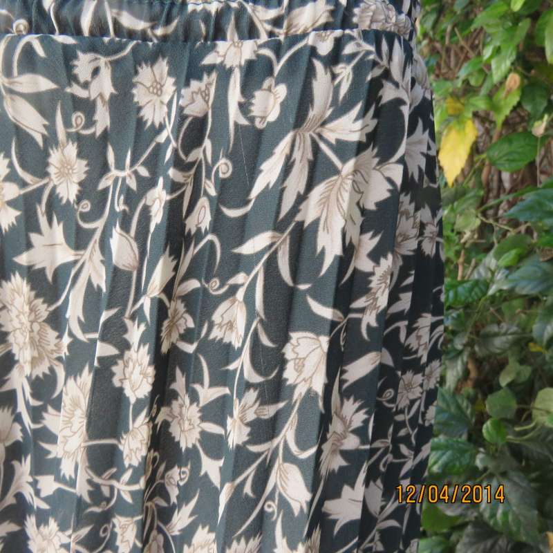 Amazing permanent pleated hunters green/cream flowers lined skirt Size 36. Elastic waist.