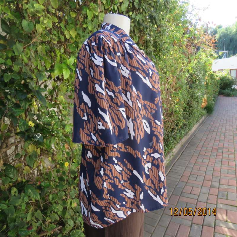 Beautiful vintage KRESIV navy/brown/white silky polyester top.Size 42. Gathered yokes. New condition