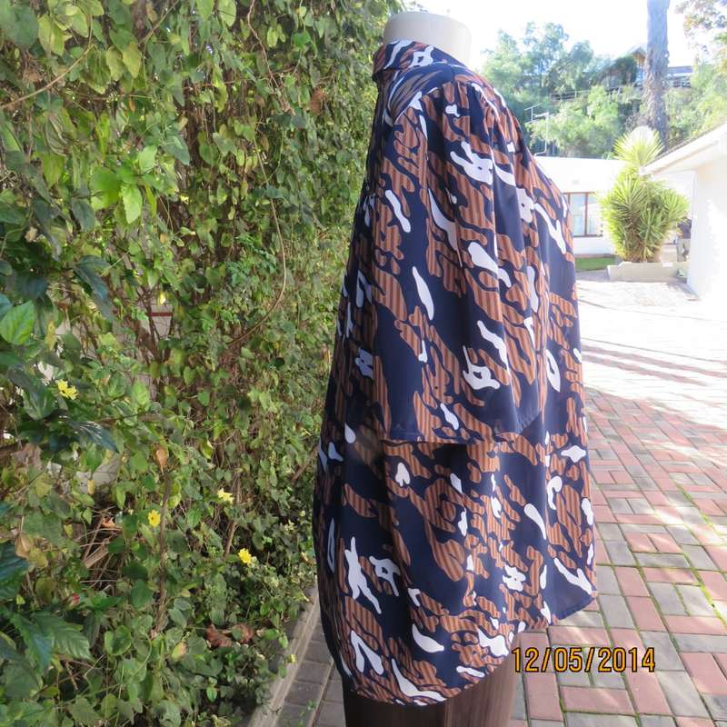 Beautiful vintage KRESIV navy/brown/white silky polyester top.Size 42. Gathered yokes. New condition