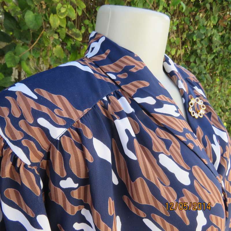 Beautiful vintage KRESIV navy/brown/white silky polyester top.Size 42. Gathered yokes. New condition