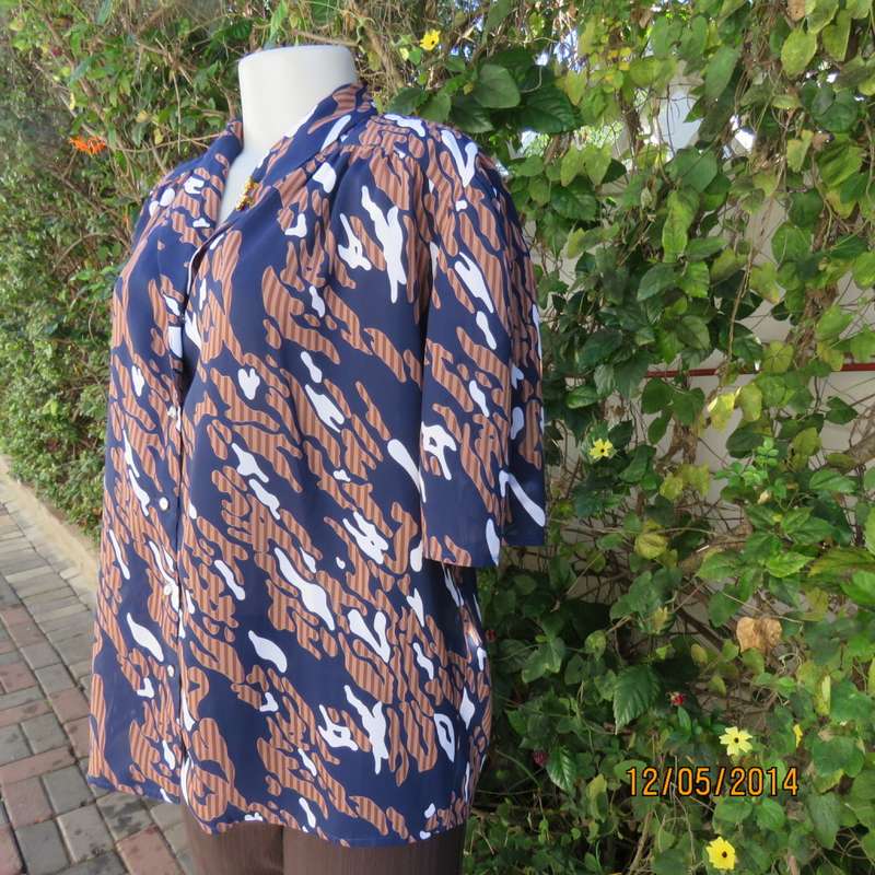 Beautiful vintage KRESIV navy/brown/white silky polyester top.Size 42. Gathered yokes. New condition