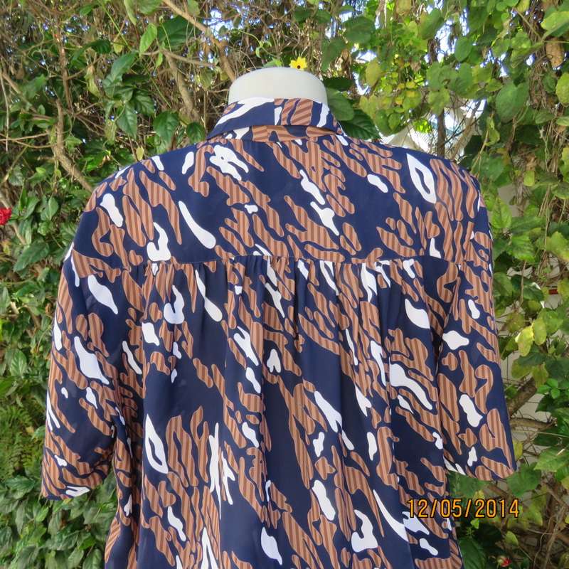 Beautiful vintage KRESIV navy/brown/white silky polyester top.Size 42. Gathered yokes. New condition
