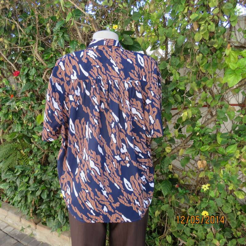 Beautiful vintage KRESIV navy/brown/white silky polyester top.Size 42. Gathered yokes. New condition