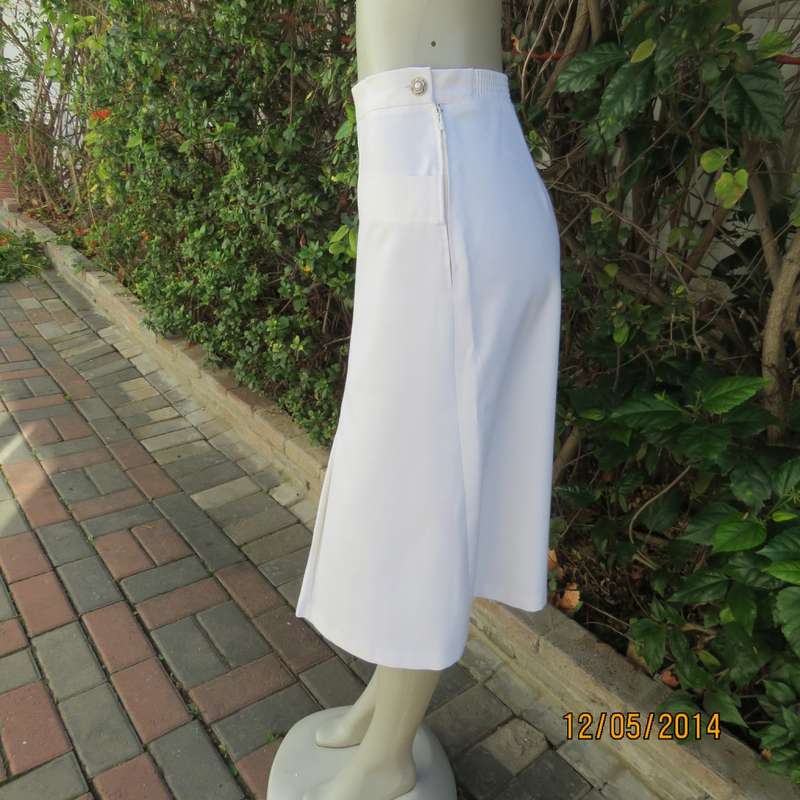White vintage size 42 skirt Front panels with 2 narrow pleats. By PETER JAY. In very good cond.