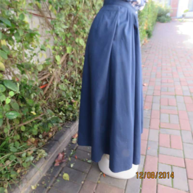Western style denim blue 100% cotton FRONTIER CLASSICS size 34/36 ankle skirt.Brand new cond.