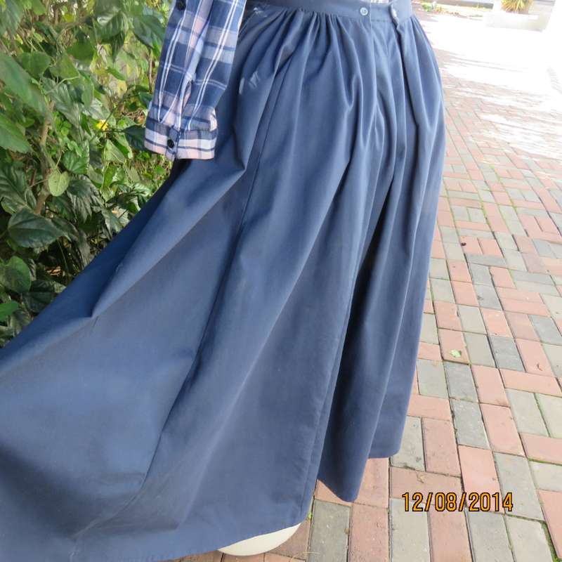 Western style denim blue 100% cotton FRONTIER CLASSICS size 34/36 ankle skirt.Brand new cond.