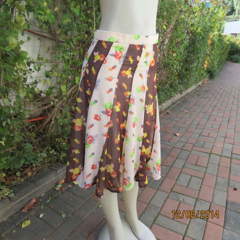 Uniquely paneled vintage sheer polyester brown/cream patterned size 34 skirt. Rounded hems. Back zip