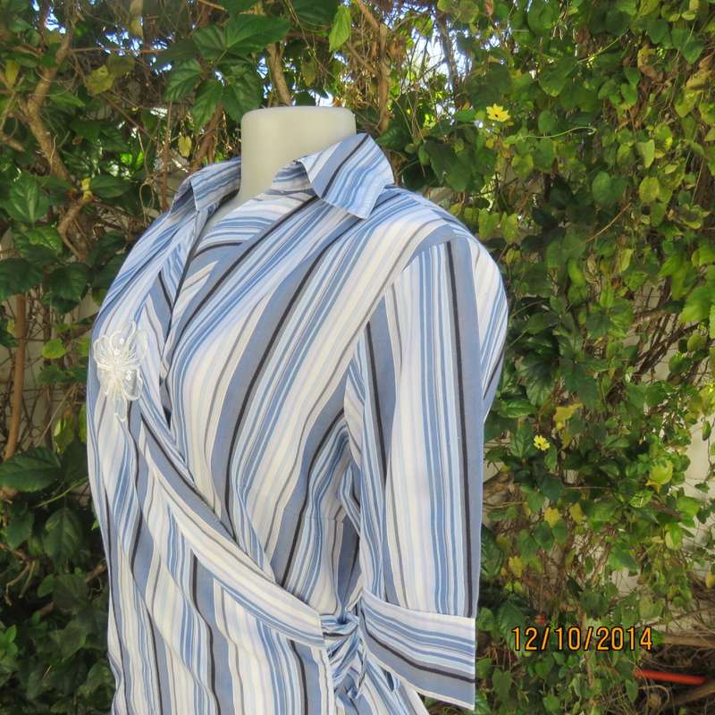 Beautiful fold over top with V and collar by TRUWORTHS size 36. Blue/white/navy stripes. As new