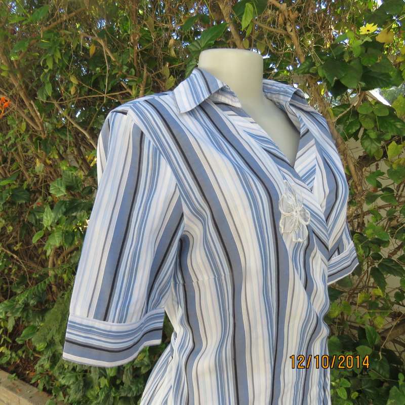 Beautiful fold over top with V and collar by TRUWORTHS size 36. Blue/white/navy stripes. As new