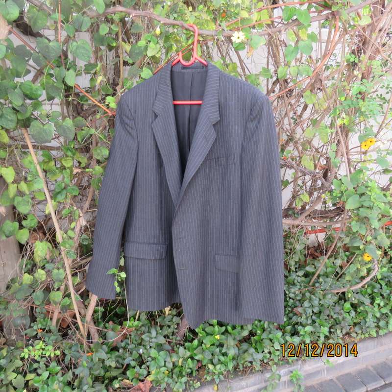 High quality JOHN STEPHEN London men's jacket in trevira/45% new wool. Size 44R. New condition.