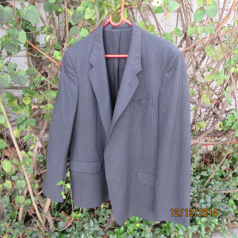 High quality JOHN STEPHEN London men's jacket in trevira/45% new wool. Size 44R. New condition.