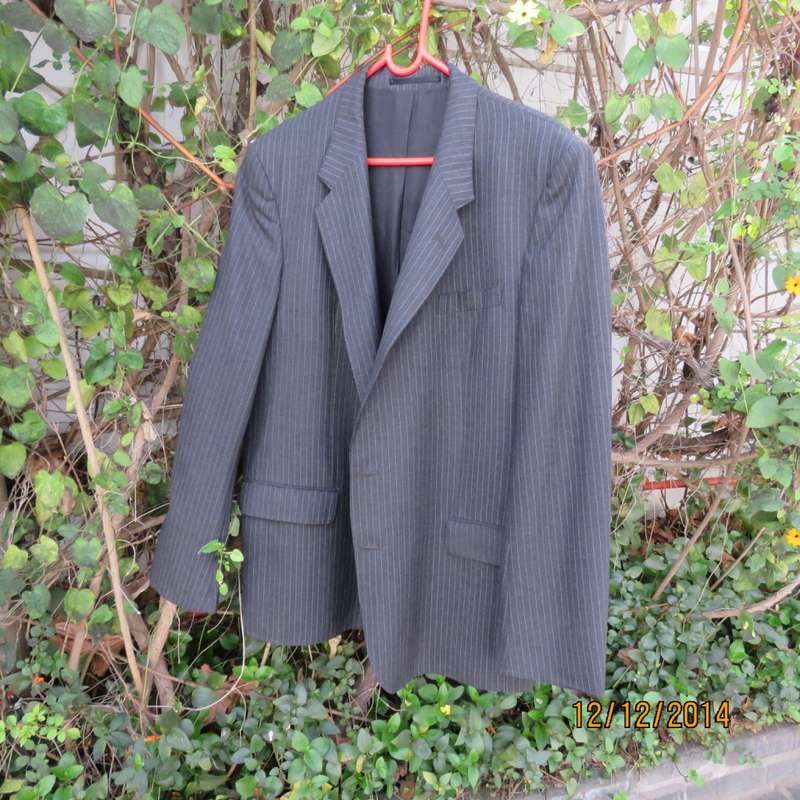 High quality JOHN STEPHEN London men's jacket in trevira/45% new wool. Size 44R. New condition.