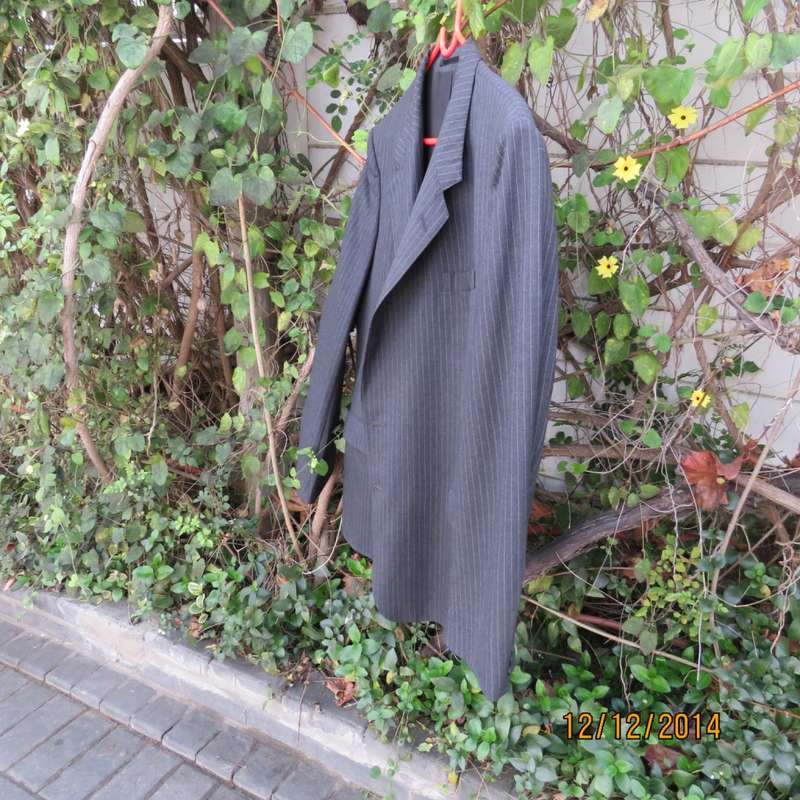 High quality JOHN STEPHEN London men's jacket in trevira/45% new wool. Size 44R. New condition.
