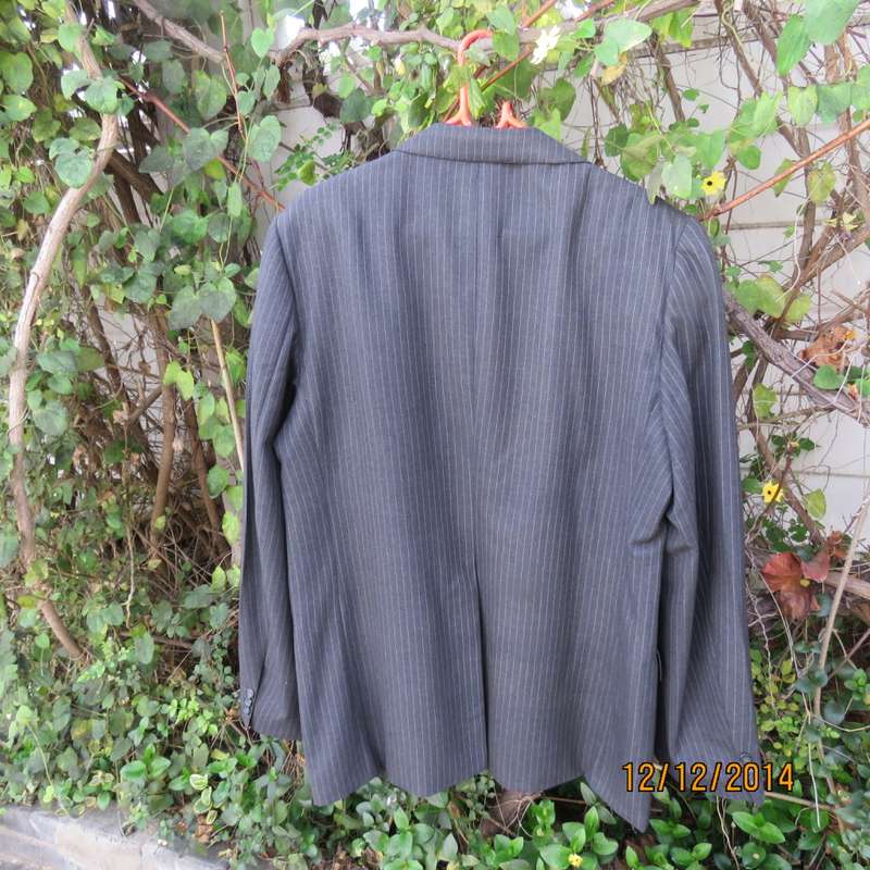 High quality JOHN STEPHEN London men's jacket in trevira/45% new wool. Size 44R. New condition.