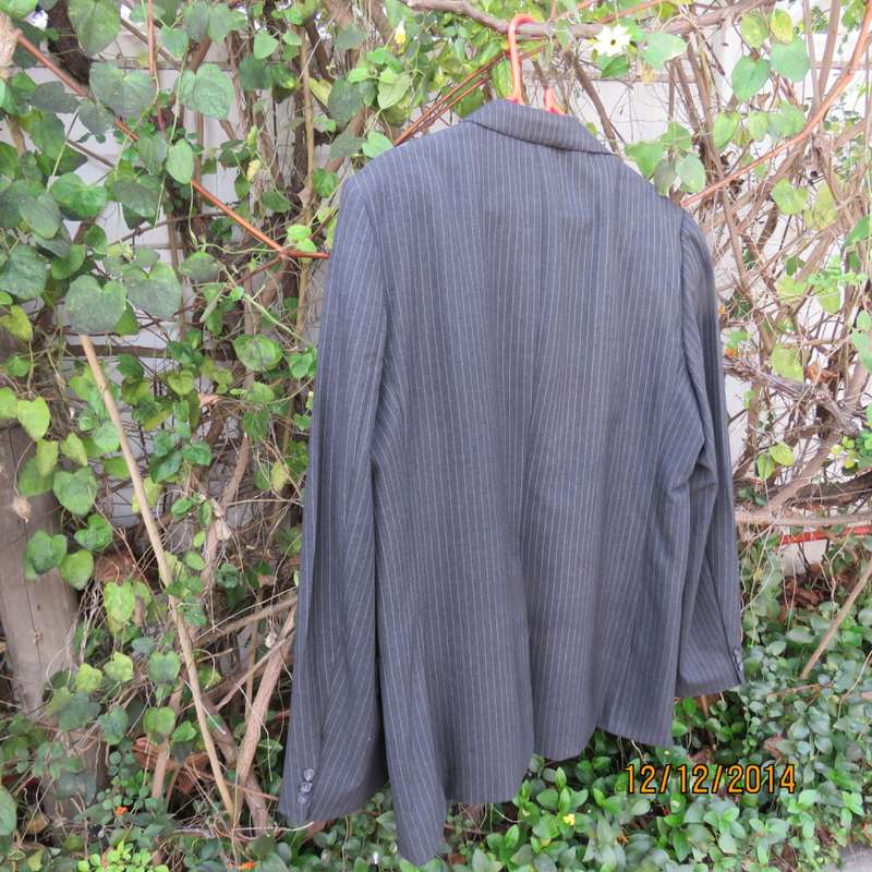 High quality JOHN STEPHEN London men's jacket in trevira/45% new wool. Size 44R. New condition.