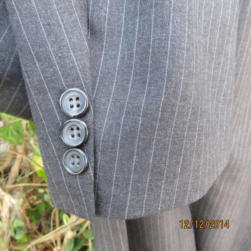 High quality JOHN STEPHEN London men's jacket in trevira/45% new wool. Size 44R. New condition.